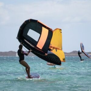 clases en grupo de Wingfoil en Cádiz